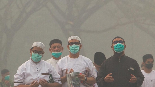 Indonesia Hit by Drought and Forest Fires, MUI Urges Muslims to Perform Istisqa Prayer