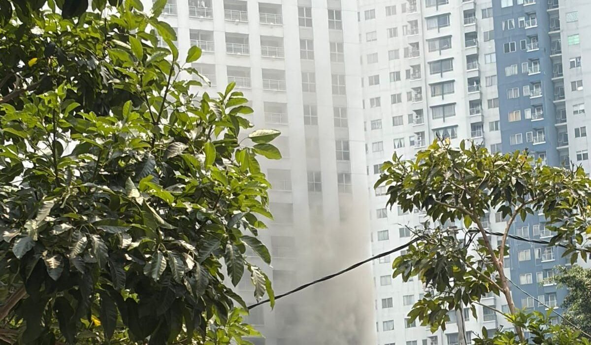 Pavilion Apartment Fire in Central Jakarta: 115 Personnel Deployed, 14 People Evacuated