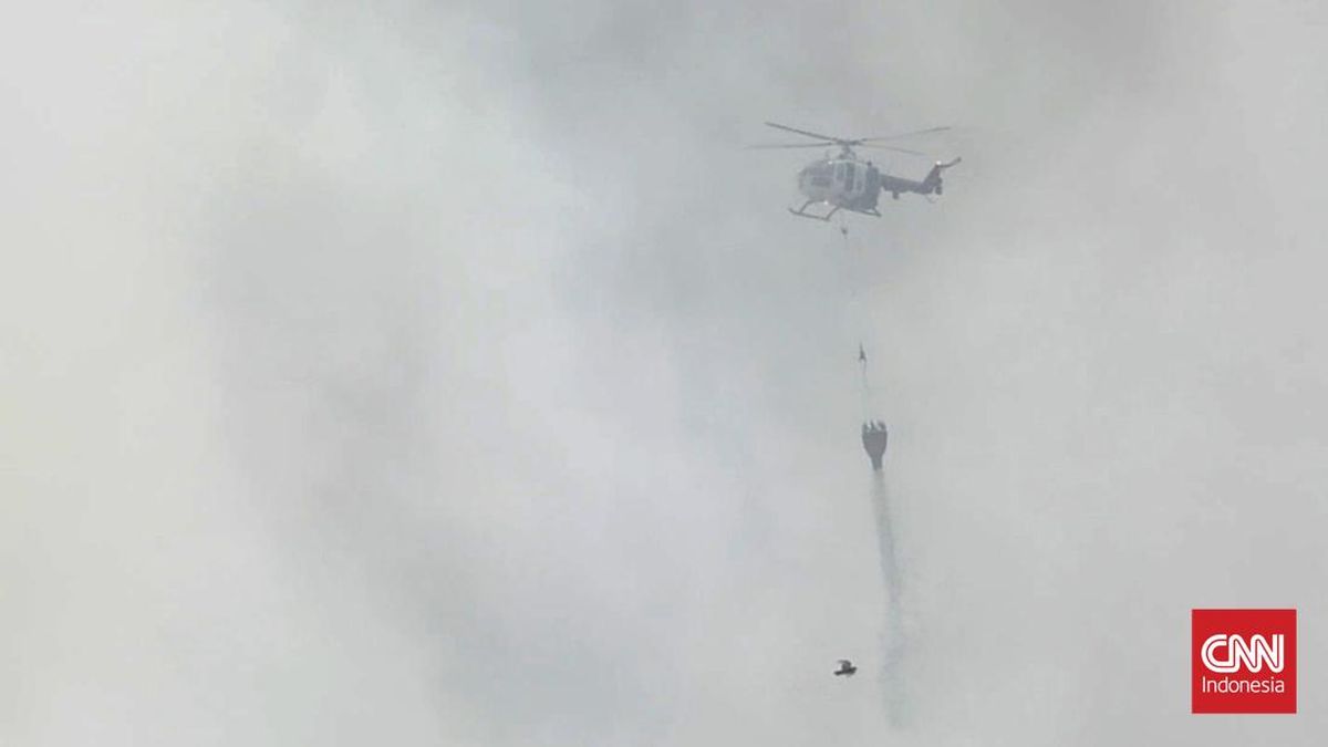 Central Java Regional Police Assist with Water Bombing to Extinguish Putri Cempo Landfill Fire in Solo