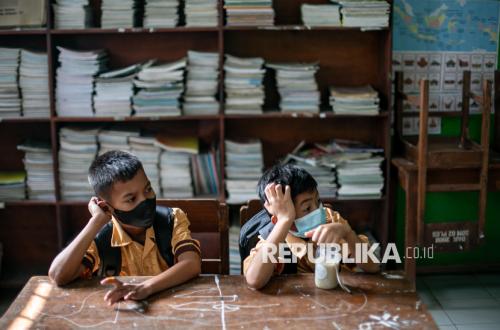 Smoke from Putri Cempo Landfill Fire Disrupts Student Learning Activities