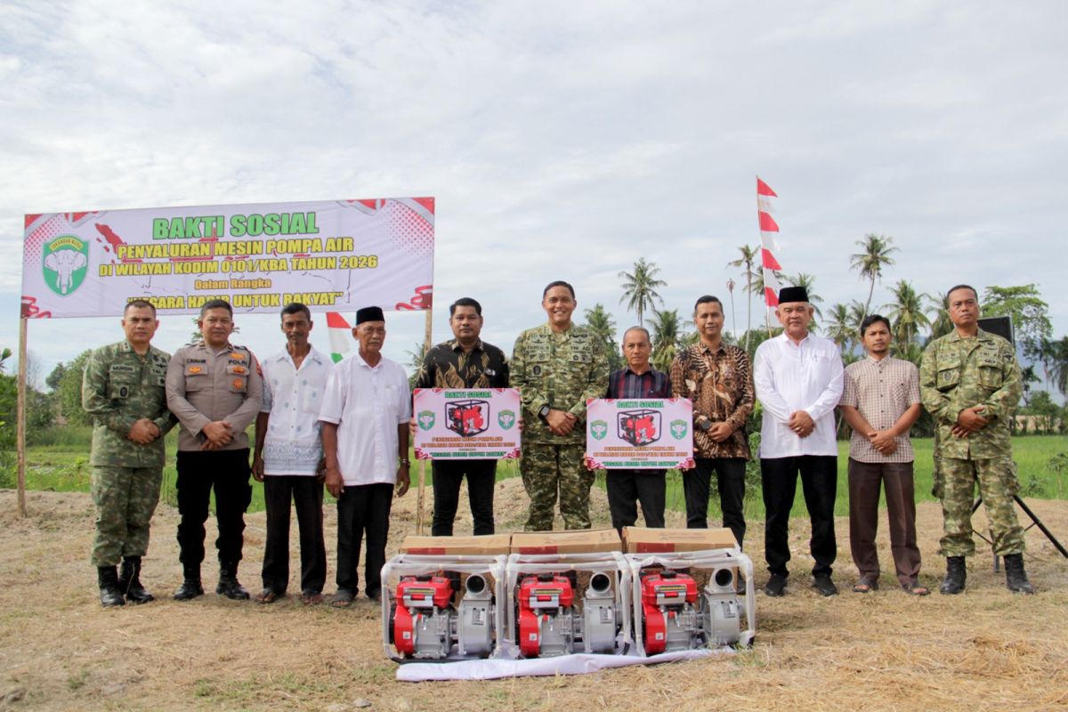 Kodim 0101/KBA distributes four water pump units to combat drought