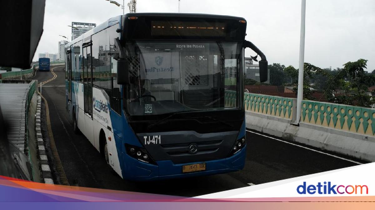 TransJakarta 'Sky Route' Delayed Due to Broken-Down Truck, Passengers Pile Up at CSW