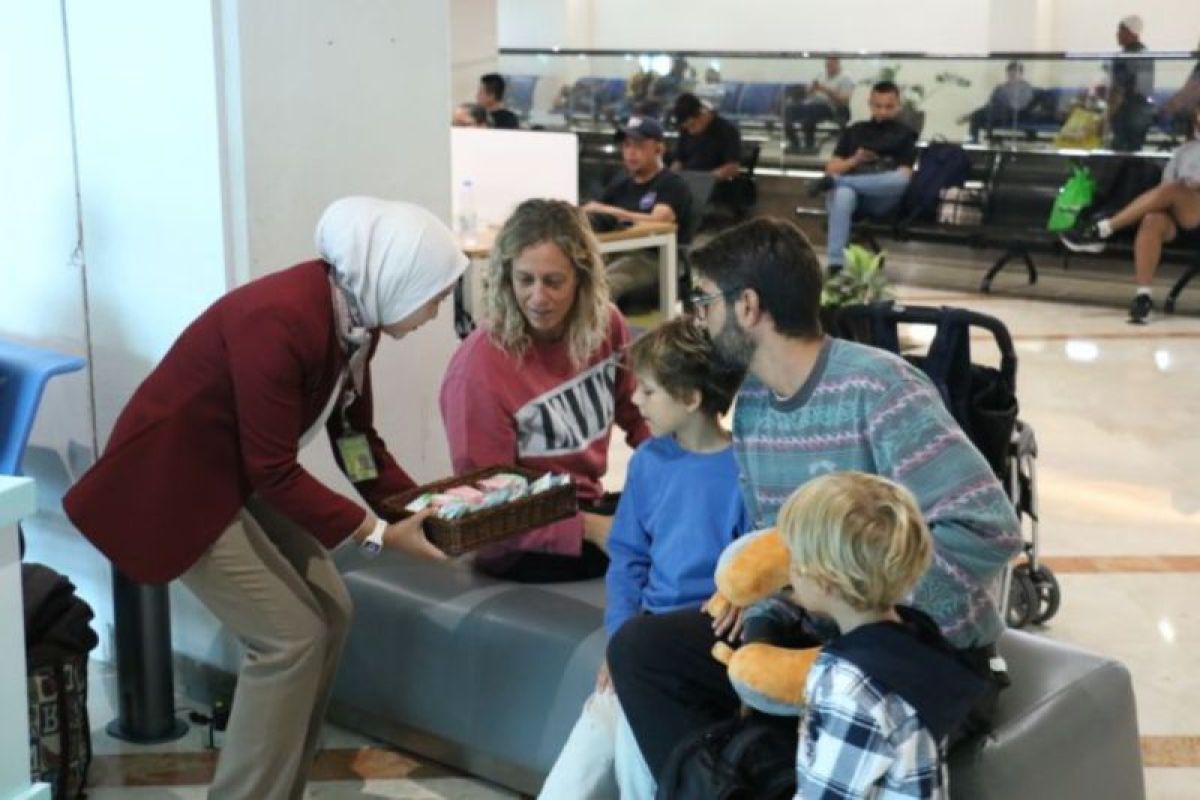 Juanda Airport Distributes 1,800 Souvenirs for National Customer Day