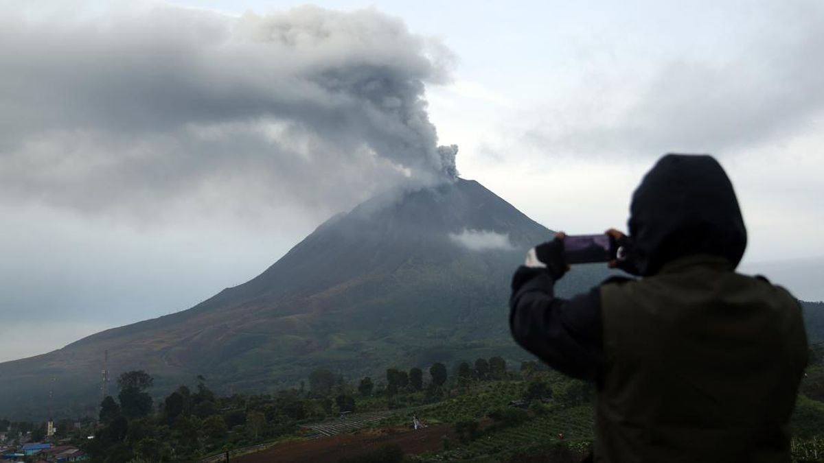 Mount Sinabung Remains on Alert Status as Residents Defy Red Zone Restrictions
