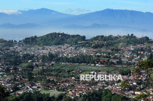 Mysterious Loud Booms Startle Residents in Bandung