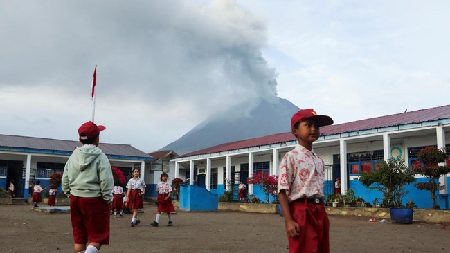 Mount Sinabung Activity Increases, Local Authorities Provide Transport for Students