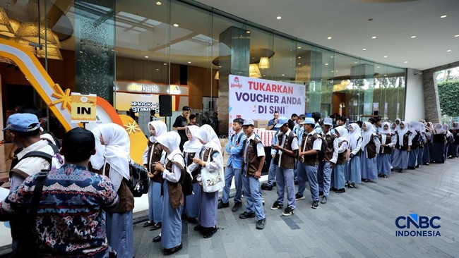 Hundreds of Students in Lampung Queue Outside Novotel