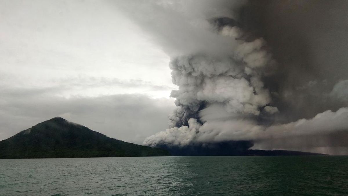 BRIN States Thick Smoke from Mount Anak Krakatau Could Reach Various Countries