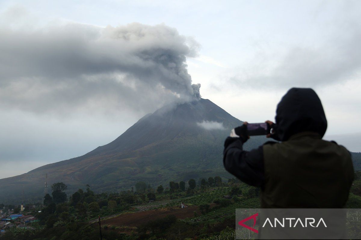 BNPB urges Karo residents to evacuate as Mount Sinabung status rises