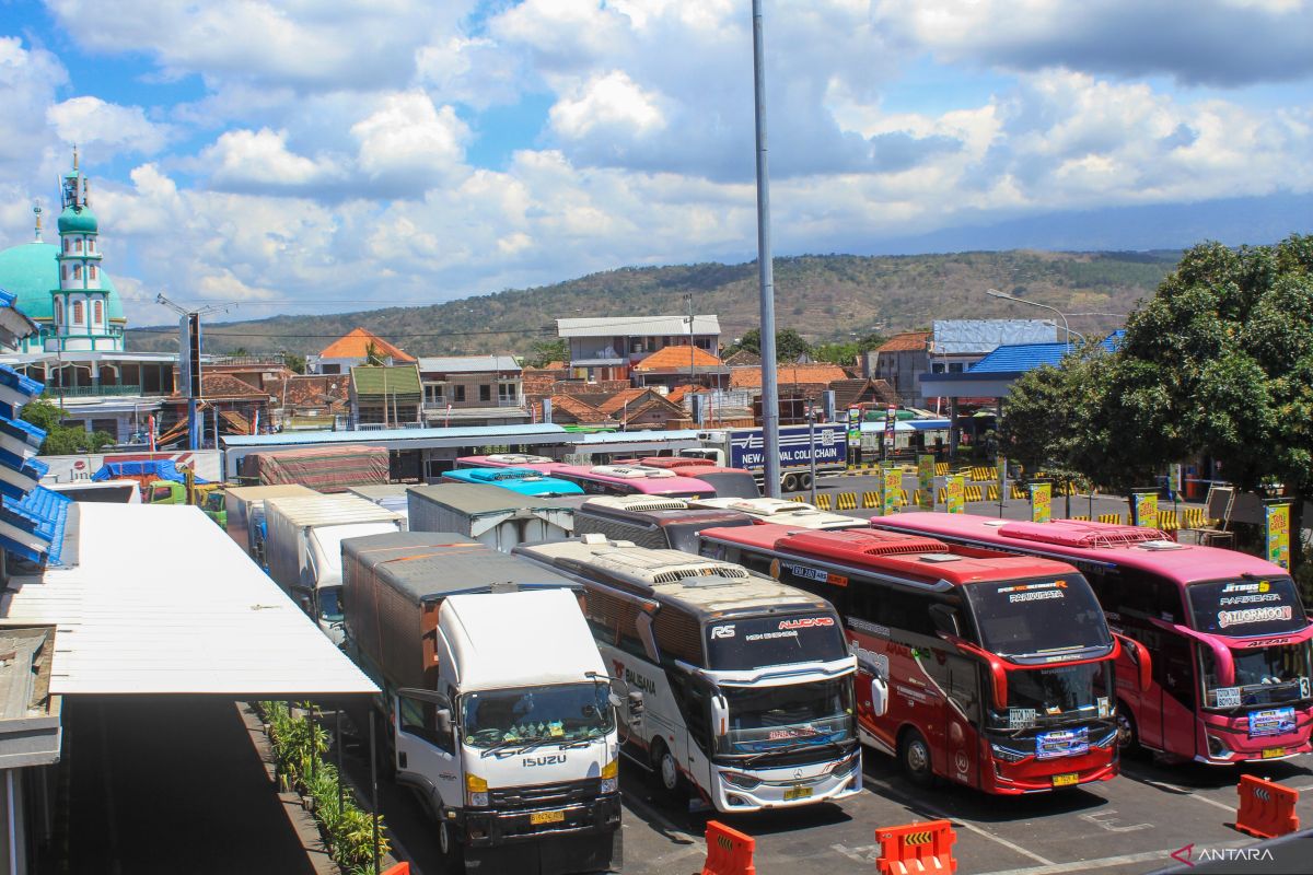 Traffic congestion towards Ketapang Port gradually eases