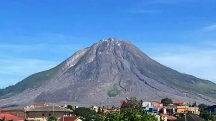 Indonesia Urges Locals to Evacuate as Mount Sinabung Status Rises