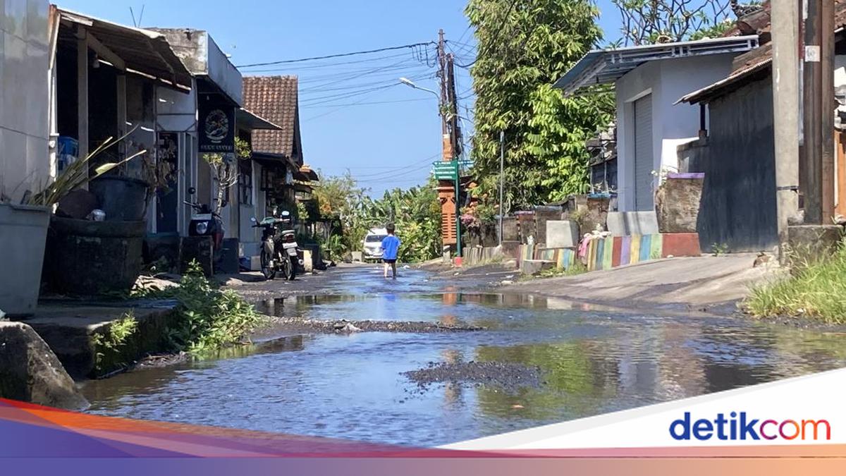 Leaking Drainage Causes Flooding on Village Road in Klungkung