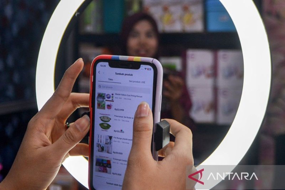 Observer: Online and offline shopping beginning to balance