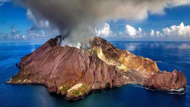 As Lombok Volcano Erupts, Eruption Material Spreads to Bali and Java