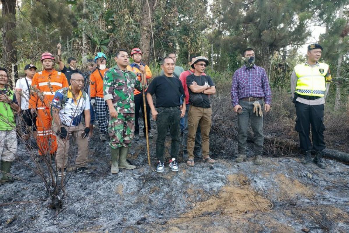 Joint volunteers extinguish forest fire on Mount Sindoro