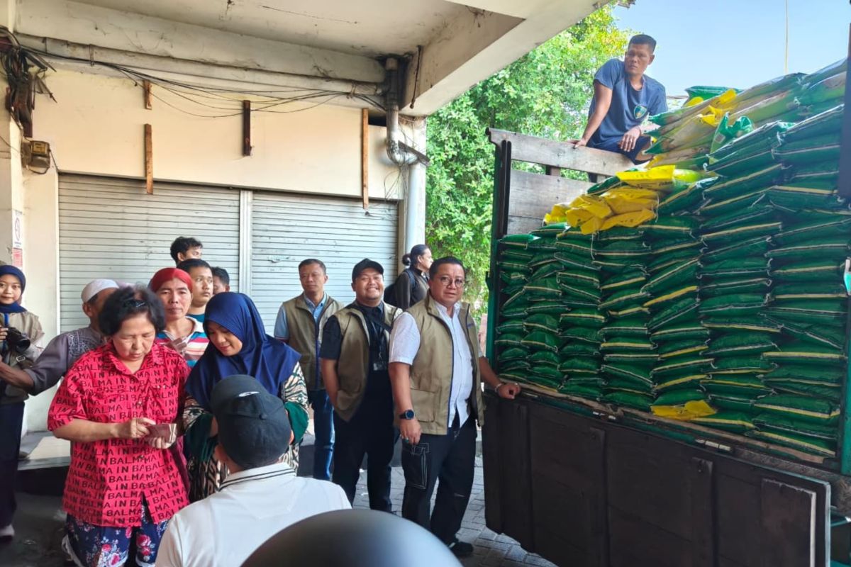 Bulog Surabaya strengthens food commodity distribution