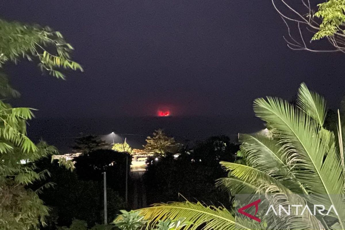 Anak Krakatau eruption brings light ashfall to Banten coast