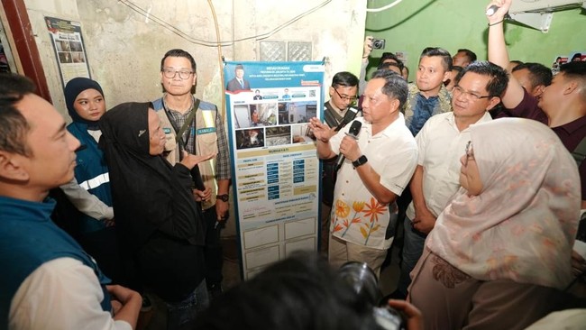 Minister of Home Affairs Inspects House Renovation Programme in Bukit Duri