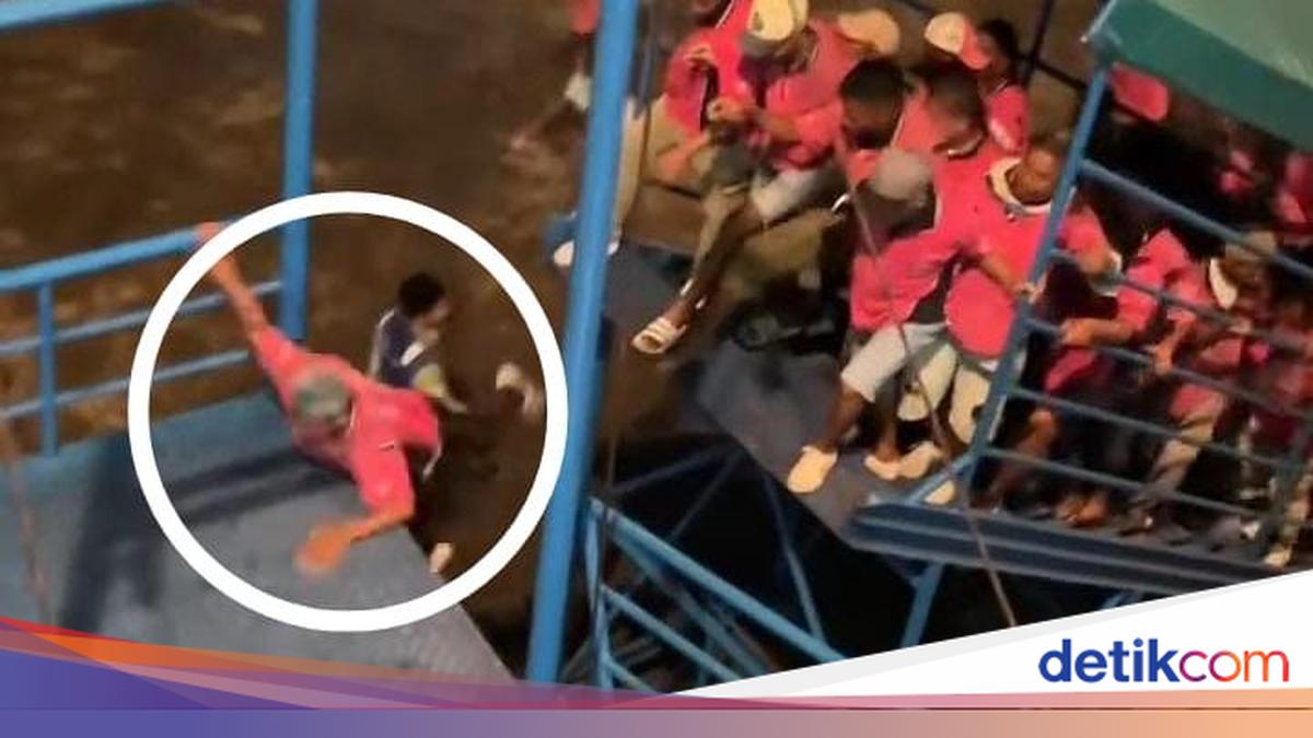 Ambon Port Porter Falls During Struggle to Board Ship