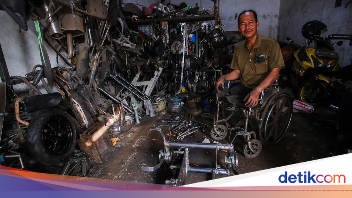 Lacking Legs, Bambang Modifies Motorcycles for People with Disabilities