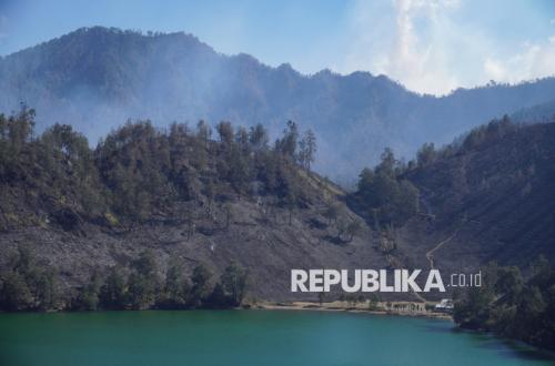 Mount Semeru Erupts Amid Widening Forest Fires, Climbing Routes Closed