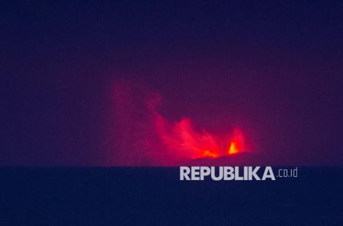 Jakarta Residents: Volcanic Dust from Mount Anak Krakatau Settles on Vehicles and Swimming Pools