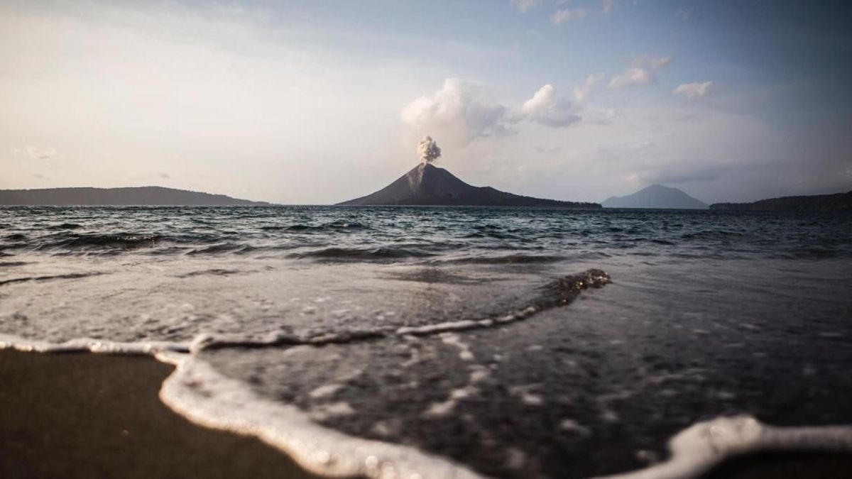 Four Volcanoes in Indonesia Erupt Simultaneously This Morning