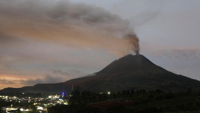 Mount Sinabung Remains at Alert Level III, Residents Urged to Stay Vigilant