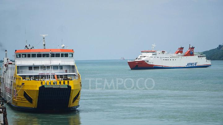Merak-Bakauheni Ferry Services Continue Amid Mount Anak Krakatau Eruption