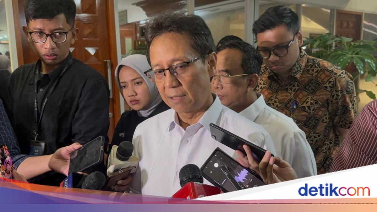 Health Minister Reveals Three Dangers of Anak Krakatau Ash: Avoid Leaving Home if Possible