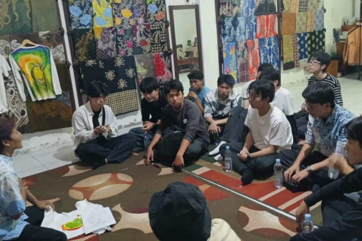 Japanese and Malaysian Students Learn Batik Making in Probolinggo