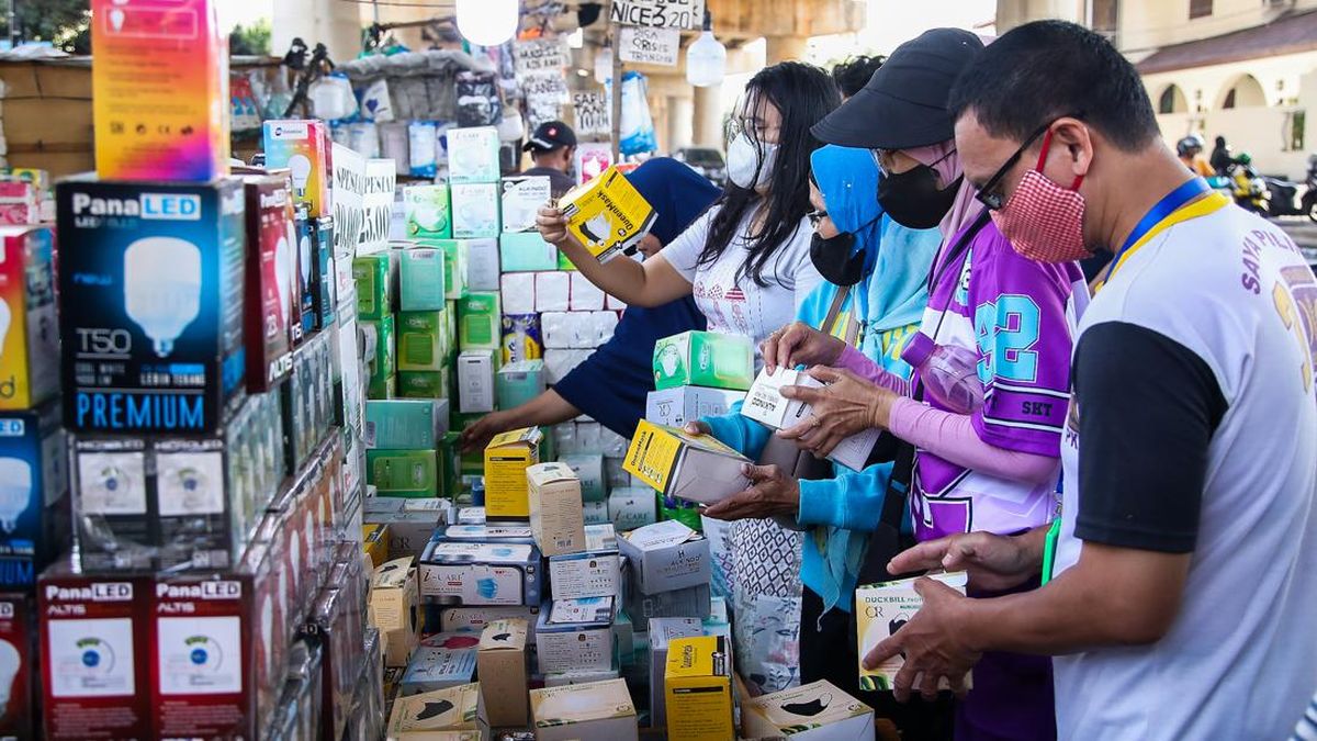 Jakarta Residents Begin Mask Hunt Following Anak Krakatau Ashfall