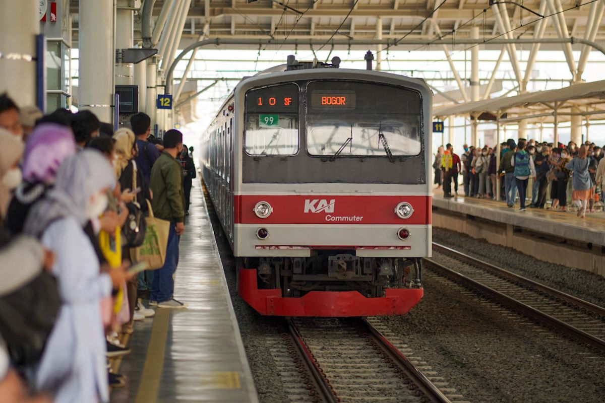 Commuter Line operations normal despite Anak Krakatau eruption