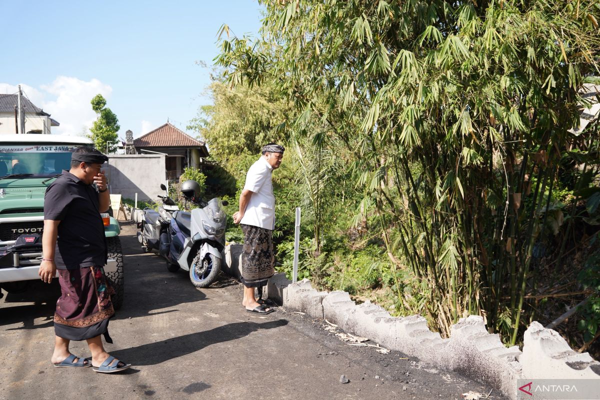 Gianyar Regent oversees district road construction projects