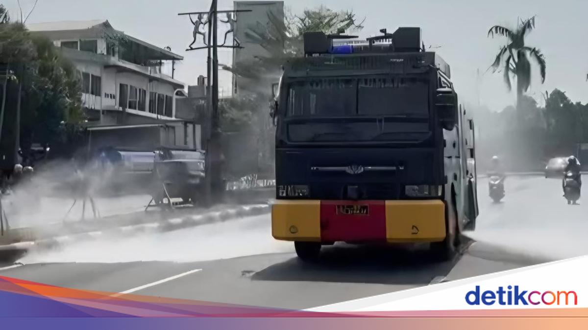 Police and Firefighters Spray Bogor Roads to Mitigate Anak Krakatau Ash Impact
