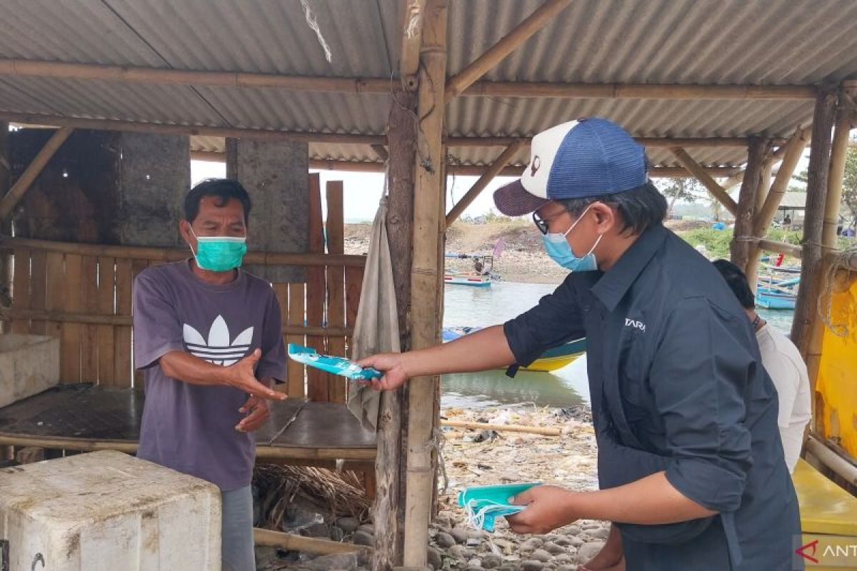 LKBN ANTARA distributes masks to residents affected by Krakatau ash