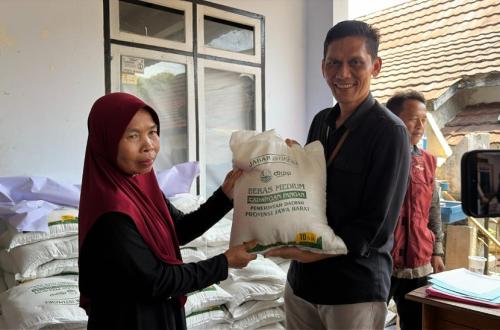 West Java Provincial Government Distributes 1,500 Kilograms of Rice, Ensures Food Assistance Is on Target