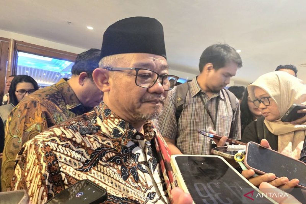 Minister orders online learning for schools impacted by Krakatau ash