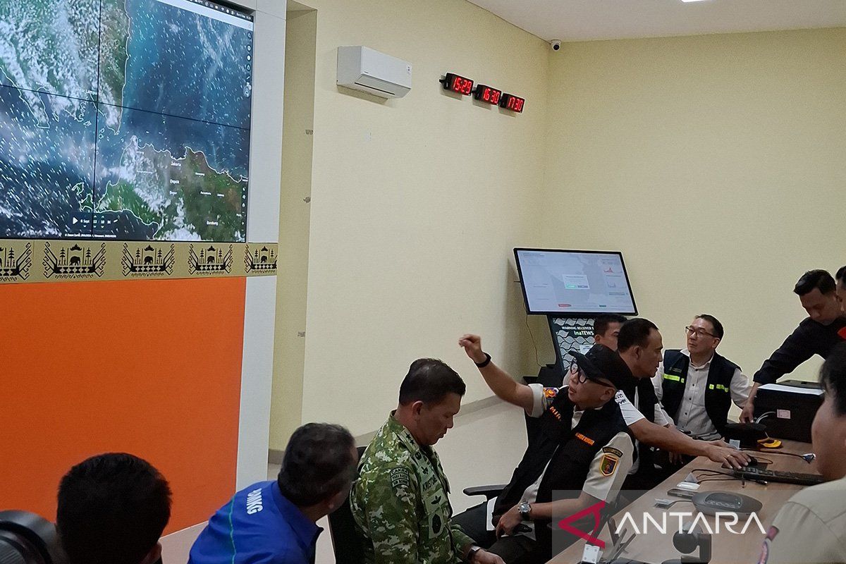 Lampung Governor: Anak Krakatau still erupting, periodic monitoring continues