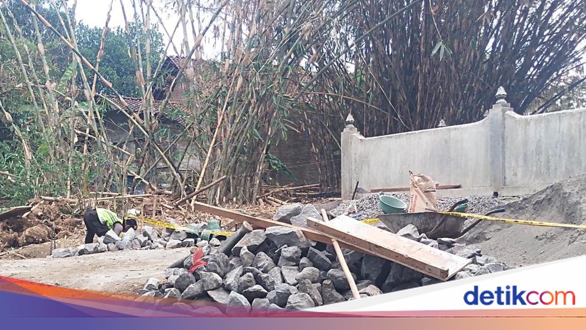 Pineapple Grenade Found by Godean Residents While Building Cemetery Retaining Wall, Bomb Squad Destroys It