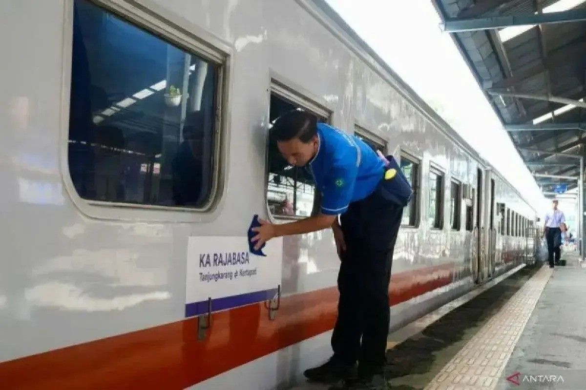 KAI confirms Rajabasa train continues operating despite Anak Krakatau eruption