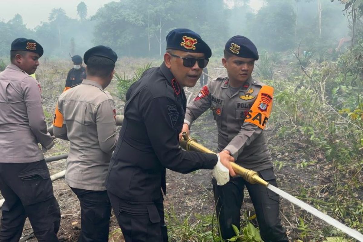 North Kalimantan Brimob Commander leads cooling operation to ensure forest and land fires are fully extinguished