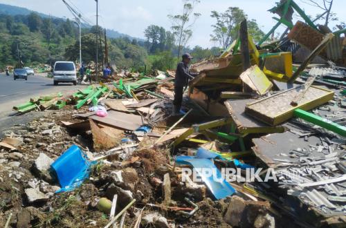 West Java Provincial Government Continues Clearing Illegal Buildings on Ciater Subang-Bandung Tourist Route