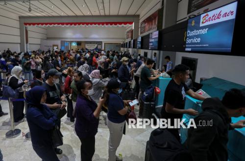 Flight Cancellations Due to Anak Krakatau Ash, Soetta Airport Passengers Queue for Ticket Refunds