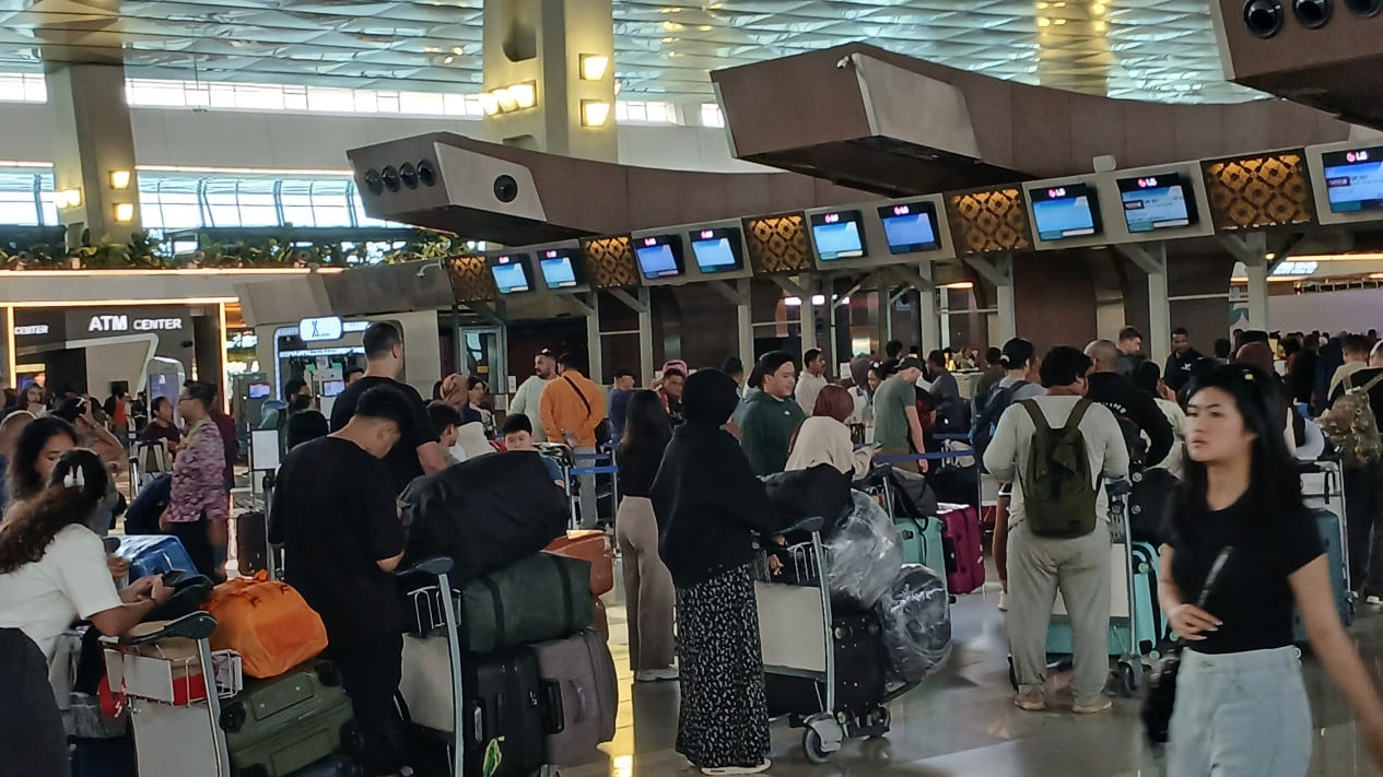 Eight Airports Closed Until Midnight Due to Anak Krakatau Eruption