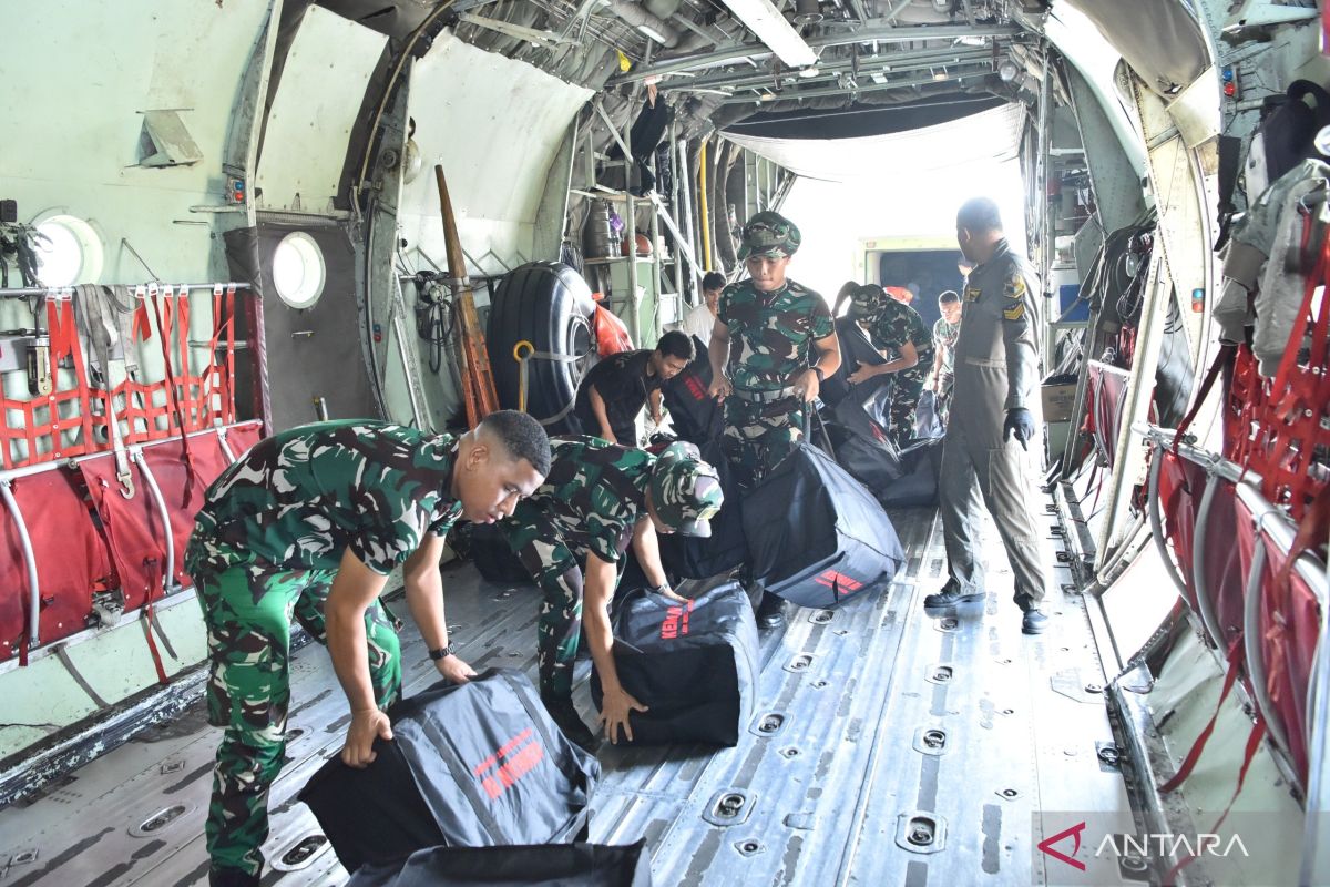 Indonesian Air Force distributes medical equipment to assist forest fire personnel
