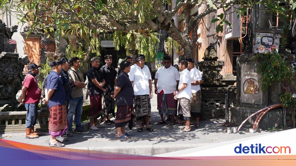 Regent Mahayastra Accelerates Road Repair Projects in Gianyar