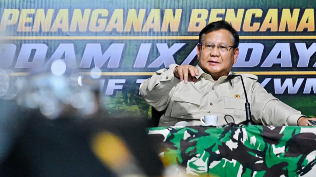 Prabowo Bans Public from Approaching Mount Anak Krakatau Area