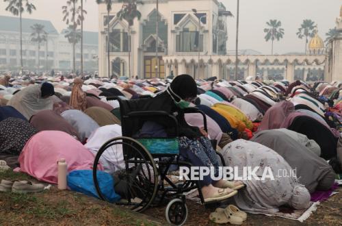 Hundreds in Makassar Hold Istisqa Prayer for Rain