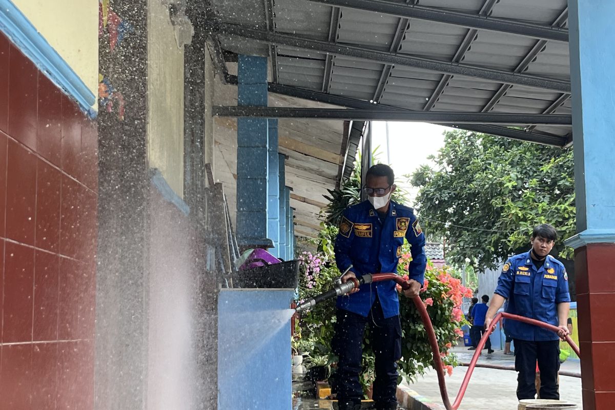 South Lampung Fire Service Sprays Volcanic Ash on Affected Facilities